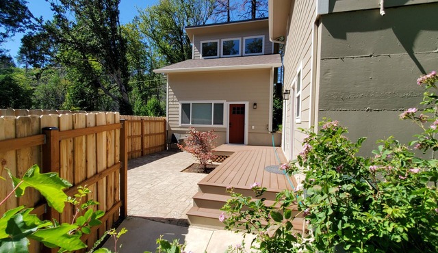 Cozy 1-bedroom condo with WiFi, AC, in Idleyld Park, views of North Umpqua River