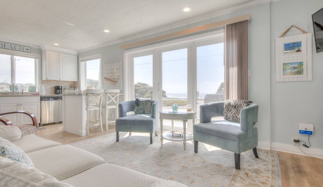 Cozy Beach Beauty is Steps from Roads End State Park!