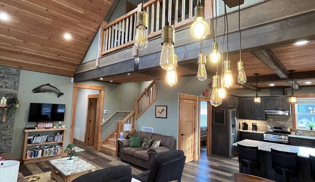Cozy cabin in Detroit. 6 minute walk to Detroit Marina. Full kitchen amenities.