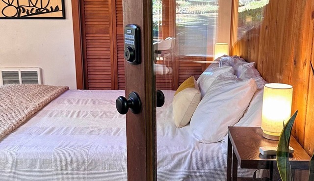 Cozy Cabin Vibes! Walk to Hayward, Autzen, Matt Knight, anywhere on campus.