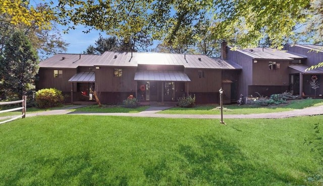 Cozy condo w/balcony, river view, electric woodstove, w/d, wifi, kitchen, a/c