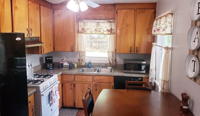 Cozy Corner house with garden located 15 to 20 mins from beach