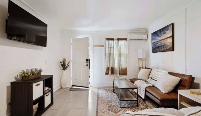 Cozy guest suite w/kitchen & parking