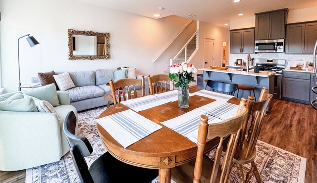Cozy New Townhome in South Salem with King Beds, Game Room, Vintage Vibes