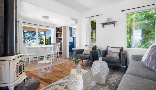 Cozy Oceanfront Cottage Located on Pirate Cove