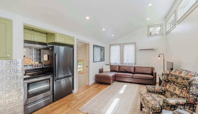 Cozy recreation home with full kitchen, washer & dryer, private lot and WIFI