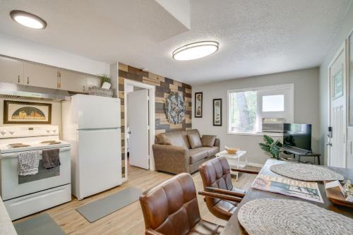 Cozy Roseburg Home w/Deck + Gas Grill!