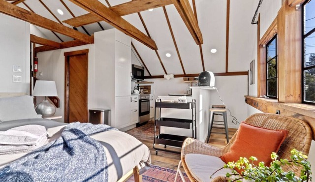 Cozy studio in North Berkeley