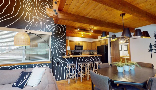 Cozy Sunriver Condo with Access to Exclusive Golf