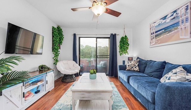 Cozy Waterfront Condo near Nature Park & Beaches