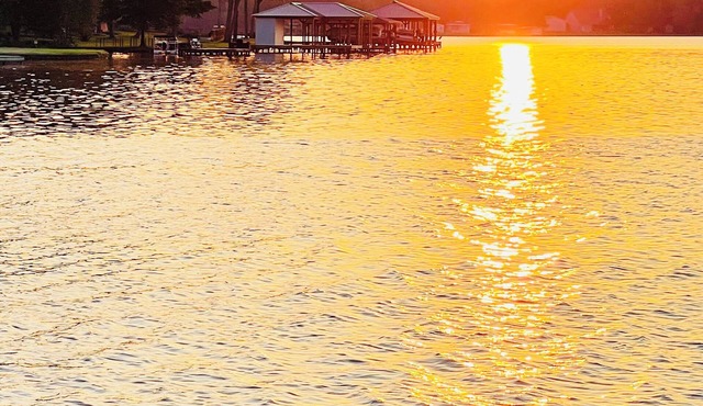 Cozy waterfront Lakehouse with a nice view of Callender lake near Canton TX!
