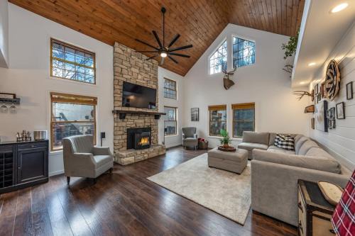 Creekside Cabin - Pup-Friendly with AC