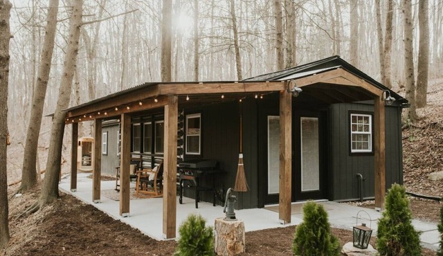Creekside Cabin: Sauna | Hot Tub | Fire Pit | Romantic | Peaceful | Cozy