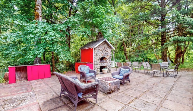 Creekside Seclusion: 'HomeSted Retreat' in Dallas