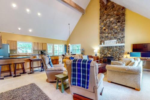 Creekside Seclusion: 'HomeSted Retreat' in Dallas