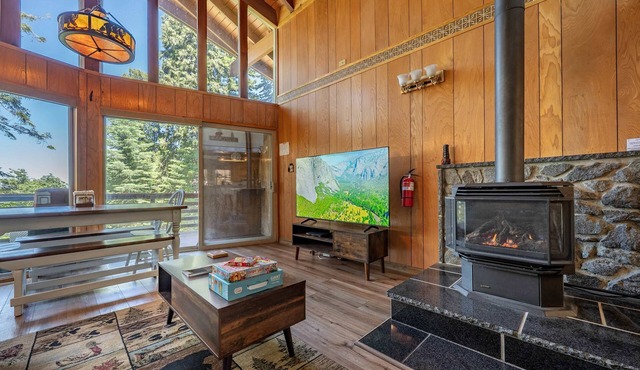Cub's cabin Family house inside the gates of Yosemite Park!