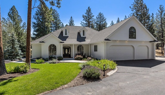 Custom Home ~ 10 Mins to Downtown Bend ~ Private Hot Tub ~ Game Room