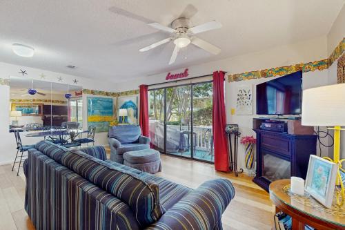 Cute ground floor condo with shared pool access to shuffleboard and tennis