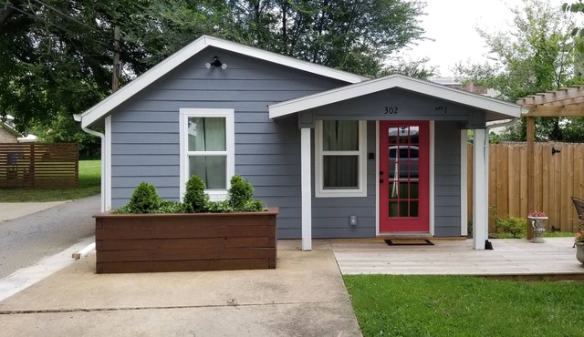 Darling house for 2, ideally located to Bentonville Square/trails. Bike Shed!