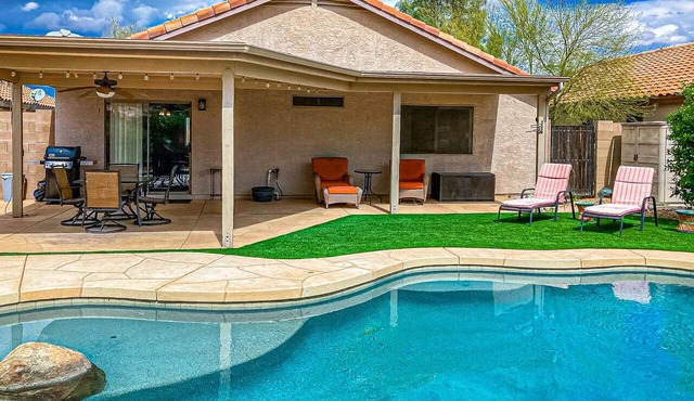 Desert charmer with enclosed yard, heated pool, smart TVs, W/D, & full kitchen in Apache Junction