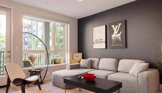 Designer Apartment w/Pool & Gym 10 Min to Disney
