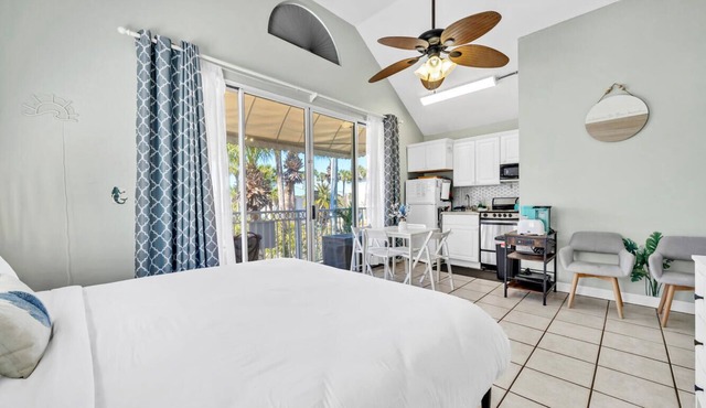 Destin Crystal Beach Beachside Bungalow + Steps to Beach & Pool-Sleeps 4
