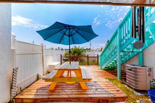 Dog-friendly close to the beach with WiFi private washer & dryer balcony & AC