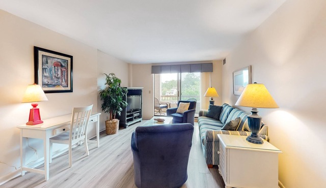 Dog-friendly Harbour Town getaway w/ a furnished balcony & on-site golf