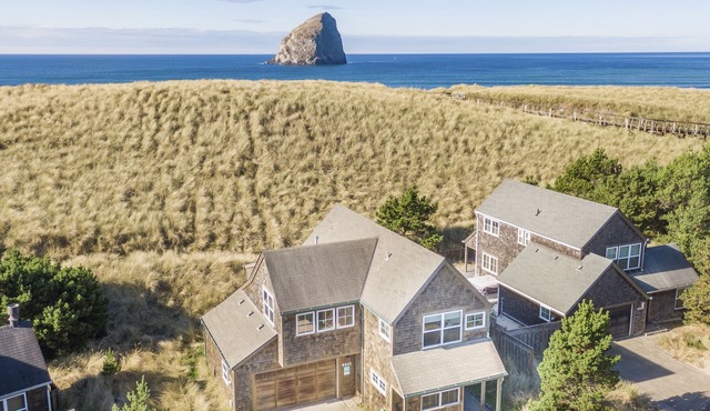 Dog Friendly Home with Immediate Beach Access, Beach Views, Deck and BBQ