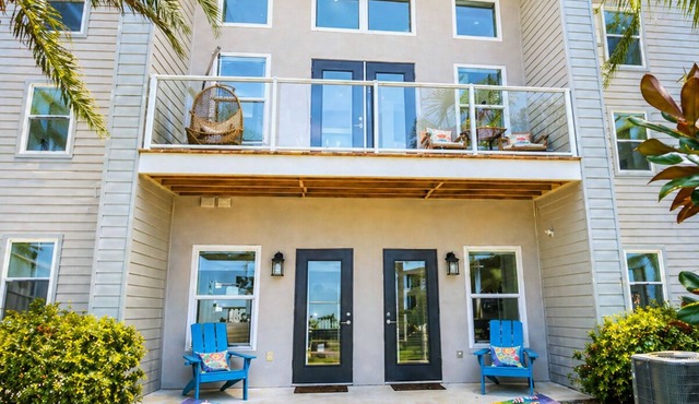 Dog-Friendly Coastal Getaway Walk to Beach!