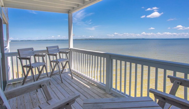 Dolphin Watch: Waterfront Unit with 2 Kayaks!