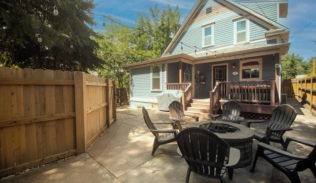 Downtown Family Home: Hot Tub, Large Patio, Fire Pit, by Forest & Peak Retreats
