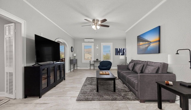 Elegant 2-Bedroom Retreat on 21st Street -Steps away from Galveston's best!
