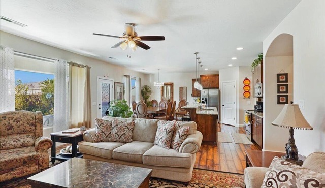 Elegant and spacious home perfectly located to National Parks and more