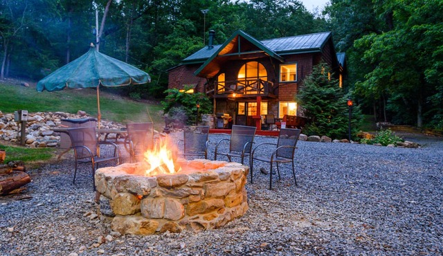Enjoy a nature retreat in this secluded 4 bedroom lodge in Shenandoah,Virginia!