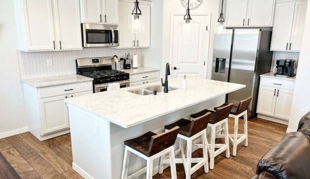 ⭐️Enjoy Las Cruces at this Farmhouse Home w/3 BR