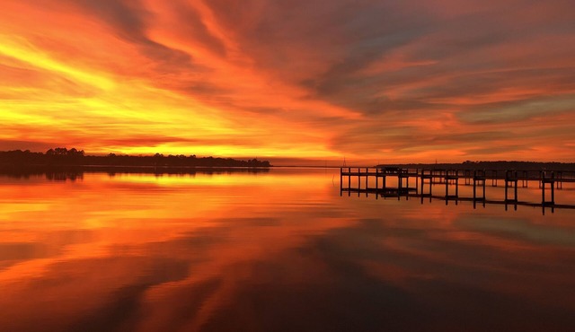 Entire Home! Waterfront Retreat, Private Dock, 3 Acres, 10 min. to beach!
