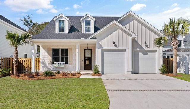 Executive style home with 4 bedrooms and 3.5 baths. in Saint Simons Island