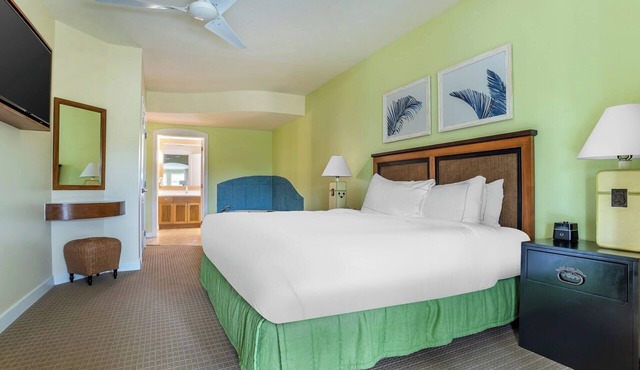 Expansive 2BR Suite w/Balcony & Full Kitchen: Access to Private Beach & Pools