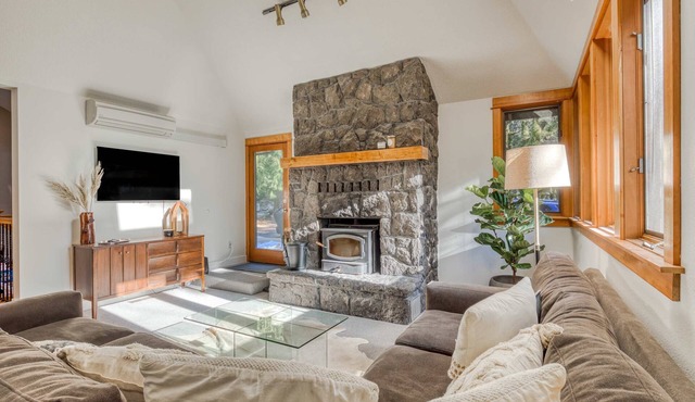 Expansive golf-view getaway with private hot tub, pool, fast WiFi & game room in Welches