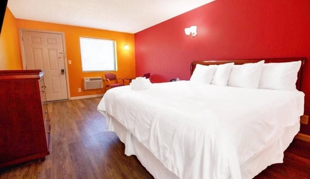 Explore Caverns And Springs W/Pets Allowed Room In Seiling Property in Seiling
