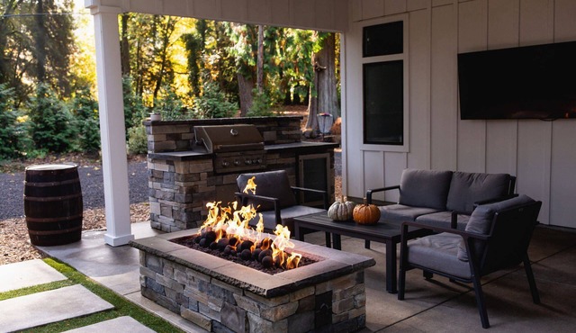 Exquisite Forested Retreat, Pet Friendly, Huge Patio w/Fire-Table and TV, Steps From Dockside