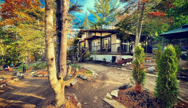 Fall Escape - dazzling colours & stunning beach in Tiny