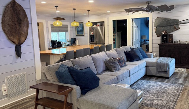 Family-Friendly 4 Bedroom home with Lake Access - w/Kayaks/SUP's/Water Mat