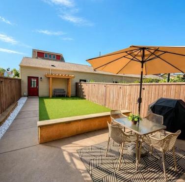 Family-Friendly 4BR Retreat Sleeps 12, Private Yard, Garage, Close to Stadiums, Casino & Downtown