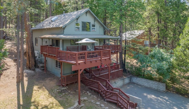 Family-Friendly Forest Cabin-Sleeps 20-3 Levels of Fun w/Arcade & Pool Table