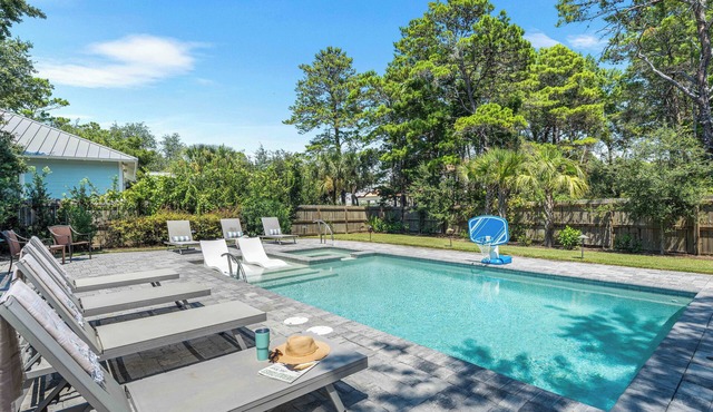 Family-Friendly Oasis: Private backyard retreat, just a 5 min walk to the beach!