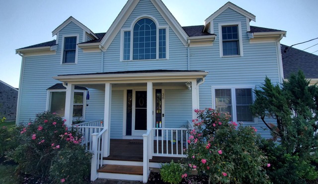 Family-Friendly Oceanfront Haven, 4 bed, 2 bath sleeps 10. EZ beach access w. AC