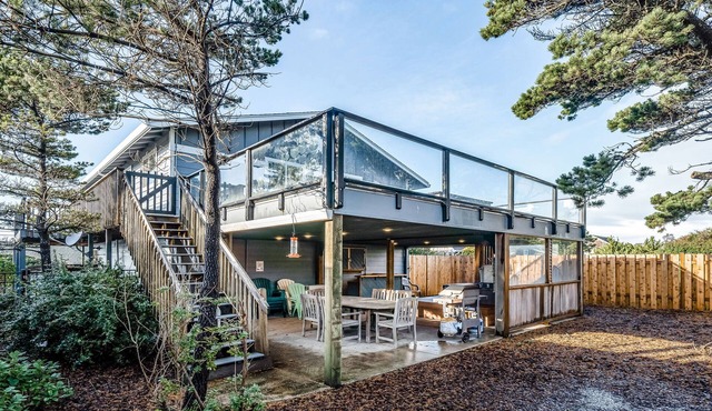 Family-friendly house w/ocean view & private hot tub - walk to beach, dogs OK