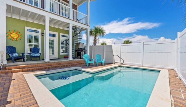 Family friendly! w/private pool. Steps 2 beach